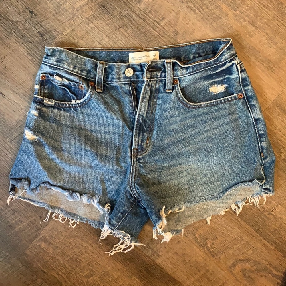 Abercrombie & Fitch mid rise boyfriend short